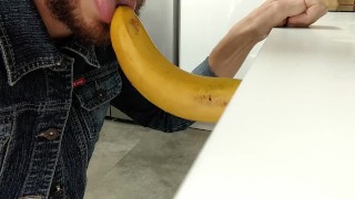 Te Gustaría Que esta Banana Fuera tu Verga, y que Sacase tu Leche Explotando en Mi Boca