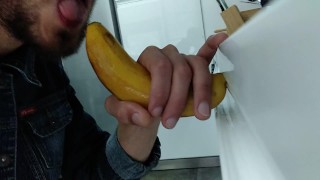 Te Gustaría Que esta Banana Fuera tu Verga, y que Sacase tu Leche Explotando en Mi Boca