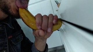 Te Gustaría Que esta Banana Fuera tu Verga, y que Sacase tu Leche Explotando en Mi Boca