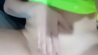 chichona caliente en casa masturbandose