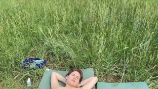 Доброе утро в поле с красивым сексом
