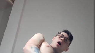 Ragazzo con cazzo duro e grosso mangia in modo sexy la banana