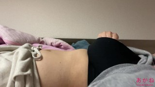 ベッドの上でパジャマでオナニー
