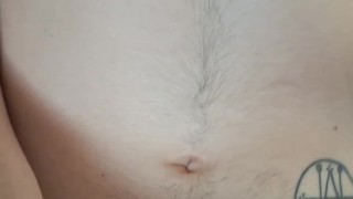 Masturbazione di ragazzo solista mentre geme e gode con orgasmo