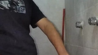 ENJUAGÁNDOME LA VERGA MIENTRAS COGE MI MANO Y SE VIENE 🧼🚿🧽