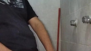 ENJUAGÁNDOME LA VERGA MIENTRAS COGE MI MANO Y SE VIENE 🧼🚿🧽