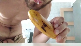 Cachondo Y Con Ganas de Mamada Chupa La Banana y a la Vez Pajea Su Gran Verga Suave