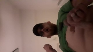 Mec qui adore cracher tout sont jus bien chaud !!