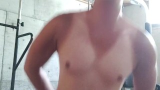 トレーニング後に全裸オナニーしちゃう筋肉質な大学生