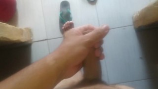 Masturbei meu pau com a mini ferramenta