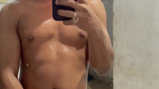 Jovencito versatil se masturba su vergon