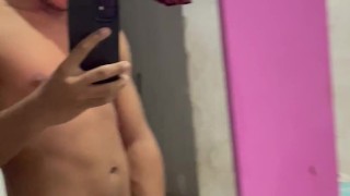 Jovencito con rico cuerpo masturba su gran verga. Porno gay HD gay porn Hd