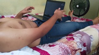 Llegó caliente de la escuela y me masturbo hasta correrme