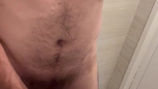 Sega e sborra nella doccia del camping