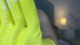 mi fetiche favorito es ponerme mis guantes y masturbarme con ellos hasta llegar al climax