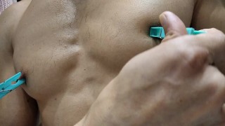 El Cerdo Juega Con Sus Pezones y Gime de Dolor,Luego Se Saca Su Gran Polla Y Se Corre