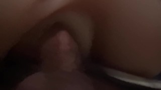 Fille a gros seins chevauche une bite