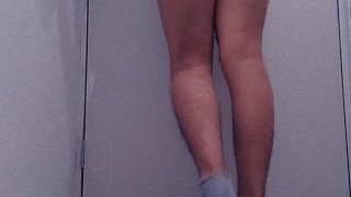 Femboy sensual en el baño