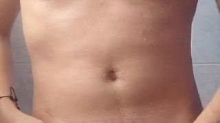 Me tocó mientras me ducho y me arrecho