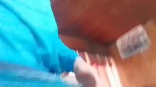 Solo en casa, así que acaricio mi larga polla