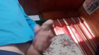 Solo en casa, así que acaricio mi larga polla