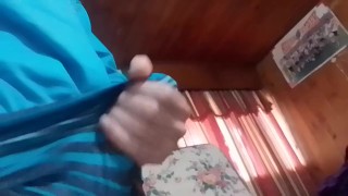 Solo en casa, así que acaricio mi larga polla