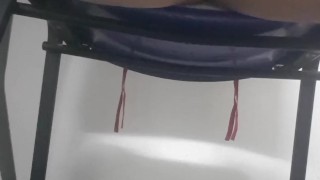 HOMBRE PAJEANDOSE EN EL TRABAJO