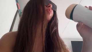 Comiendo la Leche de mi Hermanastro que Dejó en su Juguete