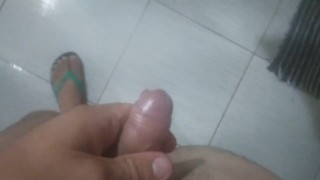 O batom de boca da esposa deixou o pau macio e cremoso.