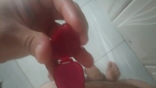 O batom de boca da esposa deixou o pau macio e cremoso.