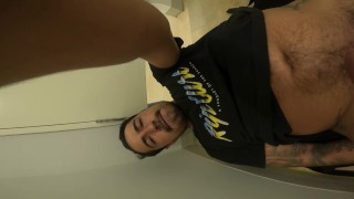 me meto un dildo en el vestidor de una plaza
