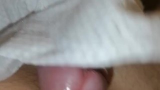 Pulisco bene il cazzo con la salvietta