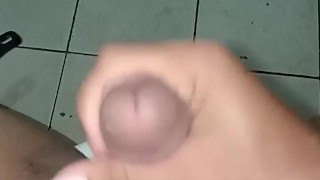 Masturbate inside the Comfort Room | habang may tao sa labas..