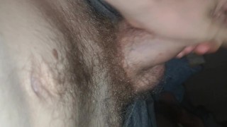 Mi masturba in camera coi miei in soggiorno