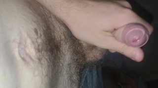 Mi masturba in camera coi miei in soggiorno