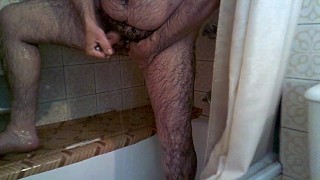 Me pajeo, enseño el culo y me corro mientras me ducho - I jerk off, show my hairy ass and cum.