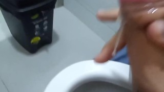 Me tiro una paja en un centro comercial en Medellín Colombia