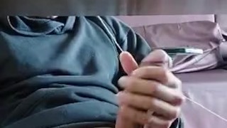 Masturbando um monstro de pau na webcam. Terminei com gemidos.