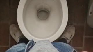 Pisciata in bagno pubblico