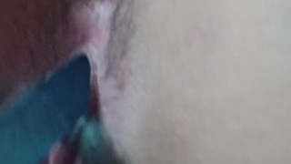 Latina putita se masturba con dildo pequeño