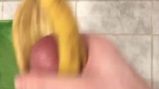 Дрочу кожурой от банана, кончил в банан!