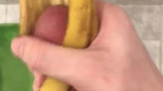 Дрочу кожурой от банана, кончил в банан!