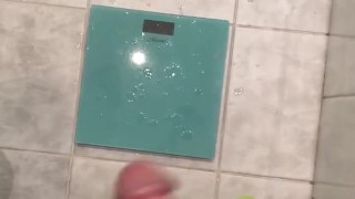 Залил пол спермой