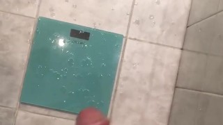 Залил пол спермой