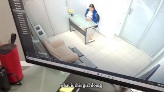 Dandole un buen oral a mi jefe para no perder mi trabajo-porno en español