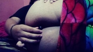 Metiéndome mis bolas anales mientras estoy solito