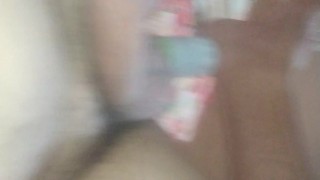 No quarto inflando o meu pau com a mangueira do amigo