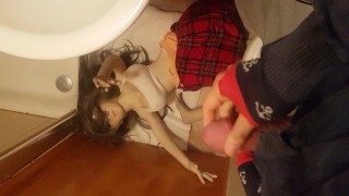 Zorrita con falda provocativa tiene ganas de chupar verga