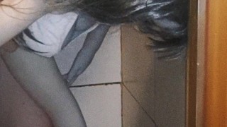 Le encanta que se la meta todo en la regadera