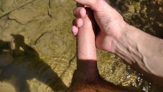 Se Monta con su Gran Polla Afuera en la Bicicleta 🚴👀, Luego se Baña Desnudo y se Corre en el Río